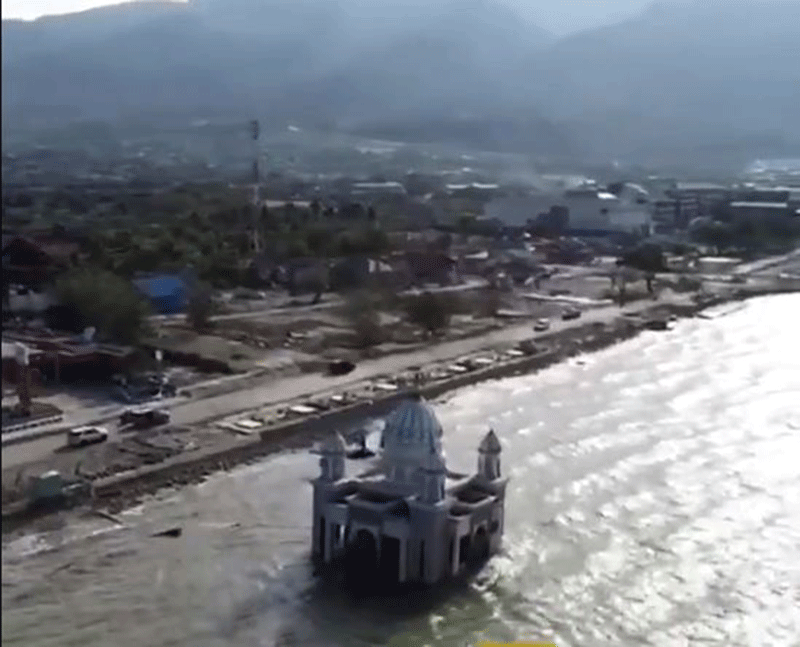 image نتيجة بحث الصور عن المسجد العائم في مدينة بالو الإندونيسية