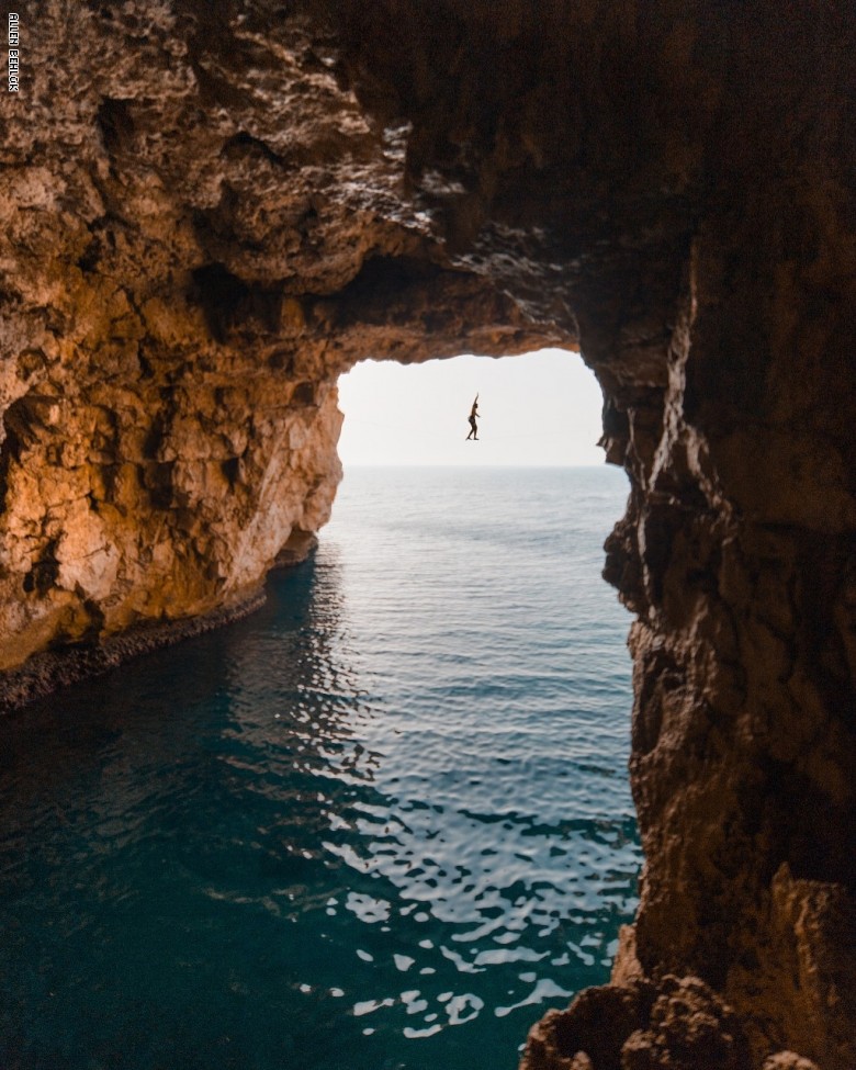 رياضي لبناني يمشي على حبل لا يتجاوز عرضه الثلاثة سنتيمترات رياضي لبناني يمشي على حبل لا يتجاوز عرضه الثلاثة سنتيمترات