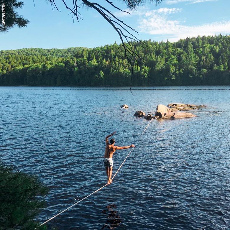 رياضي لبناني يمشي على حبل لا يتجاوز عرضه الثلاثة سنتيمترات رياضي لبناني يمشي على حبل لا يتجاوز عرضه الثلاثة سنتيمترات