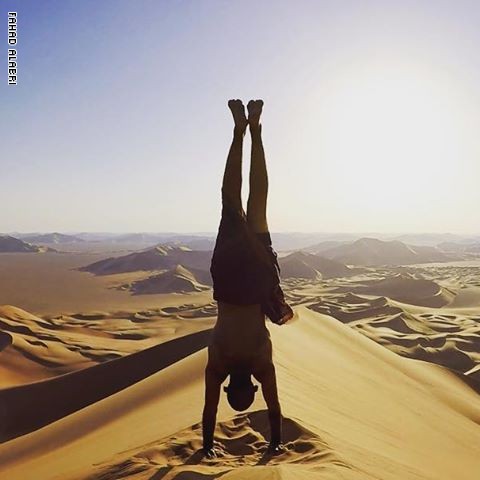 عُماني يجوب المدن ليرى العالم رأساً على عقب.. لماذا؟ عُماني يجوب المدن ليرى العالم رأساً على عقب.. لماذا؟