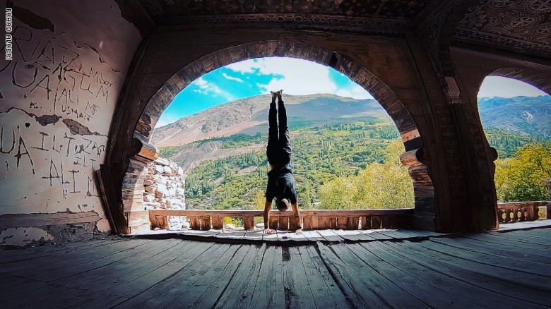 عُماني يجوب المدن ليرى العالم رأساً على عقب.. لماذا؟ عُماني يجوب المدن ليرى العالم رأساً على عقب.. لماذا؟