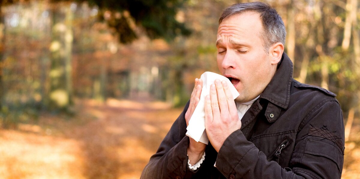 man-sneezing_0-scaled-2 الحساسية وكورونا