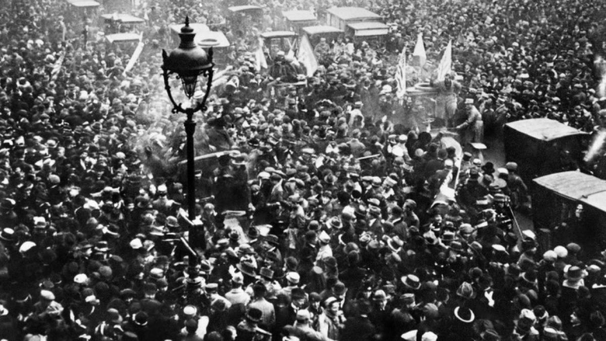 paris-feiert-am-11-11-1918-das-ende-des-ersten-weltkriegs