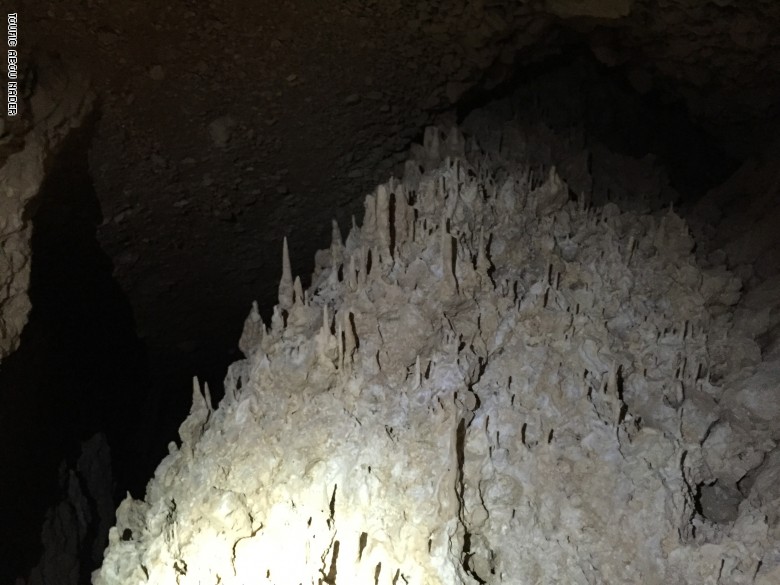 يعتقدون أنه "ملاذ للجن".. ما حقيقة هذا الكهف العُماني؟ يعتقدون أنه "ملاذ للجن".. ما حقيقة هذا الكهف العُماني؟