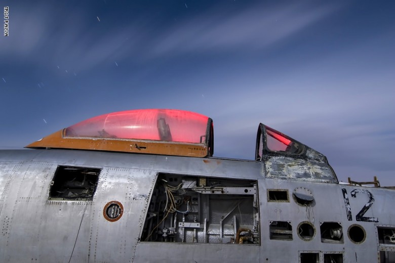 بعدسة هذا المصور.. ألقي نظرة داخل "مقابر" الطائرات المهجورة بعدسة هذا المصور.. ألقي نظرة داخل "مقابر" الطائرات المهجورة