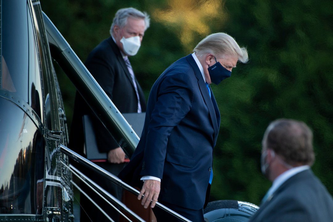 president-trump-walks-off-marine-one-at-walter-reed-medical-center-in-bethesda-1500x9999-c ترامب ينتقل إلى مستشفى عسكري للعلاج من كورونا