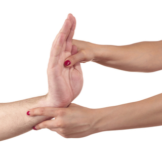 تمرين مد المعصم تمرين مد المعصم