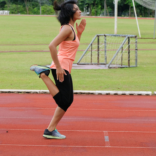 الركض مع ركل المؤخرة الركض مع ركل المؤخرة