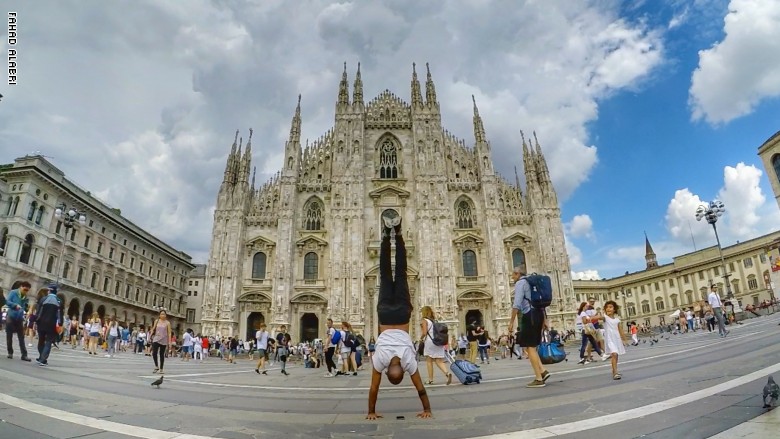 عُماني يجوب المدن ليرى العالم رأساً على عقب.. لماذا؟ عُماني يجوب المدن ليرى العالم رأساً على عقب.. لماذا؟