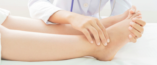 تورم القدمين بعد الولادة: أسبابه وعلاجه
