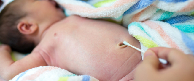 tbl_articles_article_24421_266a57a5524-e573-4069-b942-c9f72920423b نزول دم سرة المولود وطرق العناية بها