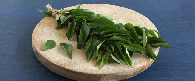 tbl_articles_article_24880_3373f618268-12c4-4a2e-892e-dca37c1cb4ea أوراق الكاري للشعر: فوائد عديدة