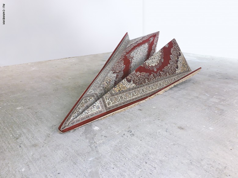 سجادات فارسية تتحول إلى طائرات ورقية على يد هذا اللبناني سجادات فارسية تتحول إلى طائرات ورقية على يد هذا اللبناني