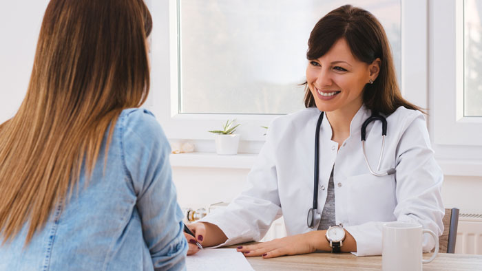 woman-doctor موقع طبابة نت - متلازمة تكيس المبايض: أعراضها أسبابها وطرق العلاج