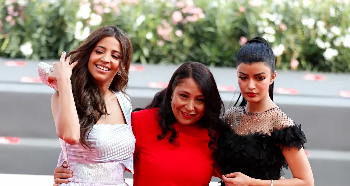 المخرجة السعودية هيفاء المنصور مع بطلات فيلمها المرشحة المثالية في مهرجان فينيسيا السينمائي الدولي الـ76 المخرجة السعودية هيفاء المنصور مع بطلات فيلمها المرشحة المثالية في مهرجان فينيسيا السينمائي الدولي الـ76
