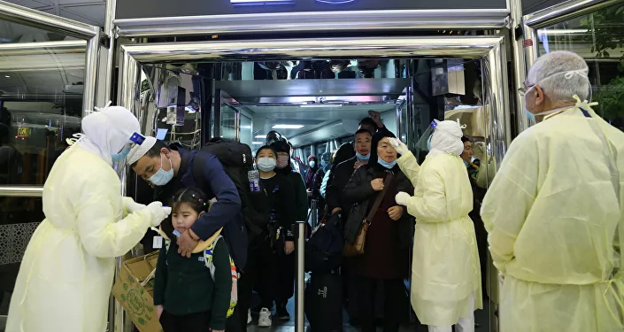 موظفو وزارة الصحة السعودية يقومون بفحص المسافرين القادمين من الصين لدى وصولهم إلى مطار الملك خالد الدولي في الرياض لمنع فيروس كورونا الجديد موظفو وزارة الصحة السعودية يقومون بفحص المسافرين القادمين من الصين لدى وصولهم إلى مطار الملك خالد الدولي في الرياض لمنع فيروس كورونا الجديد