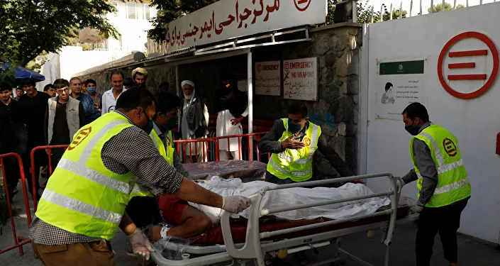 نقل مصابي انفجار استهدف موكب نائب الرئيس الأفغاني نقل مصابي انفجار استهدف موكب نائب الرئيس الأفغاني