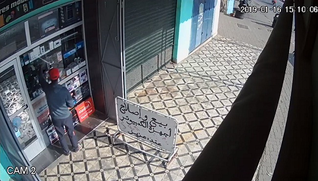 فيديو.. شاهد كيف قام هذا اللص بسرقة محل لبيع أجهزة الكمبيوتر ببن دباب بفاس مساء اليوم
