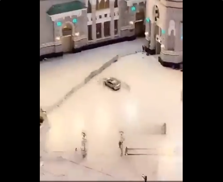 4545454545-1500x9999-c السعودية: شاهد.. سيارة تقتحم ساحة الحرم المكي وتصطدم بإحدى الأبواب