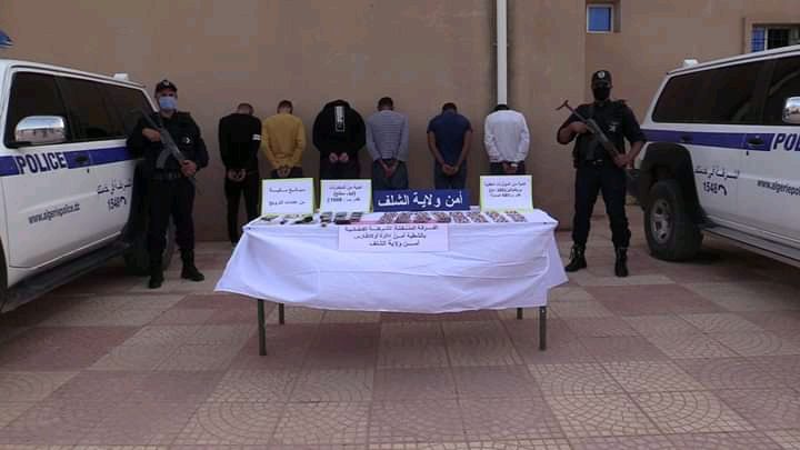 63820af9-be5e-4641-a5e5-5c2d6164fd9b-1500x9999-c الشلف: توقيف 6 مروجين وحجز 1 كلغ “زطلة” و585 قرص مهلوس