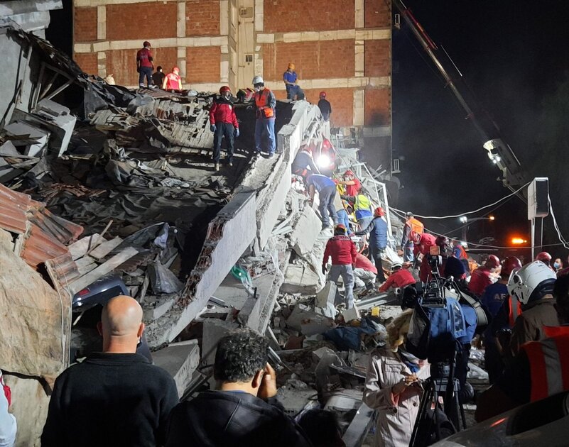 d8a5d8b2d985d98ad8b1-scaled-1500x9999-c تركيا.. إرتفاع حصيلة ضحايا زلزال إزمير إلى 25 قتيلا و804 مصابين