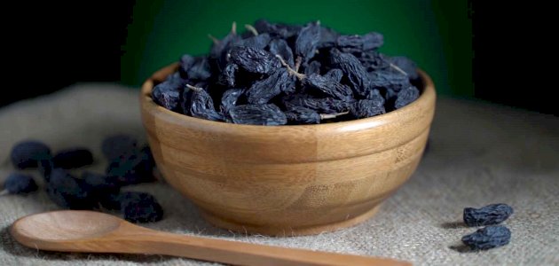 فوائد الزبيب الأسود للجنس: فوائد مزعومة أم صحيحة علميًّا؟