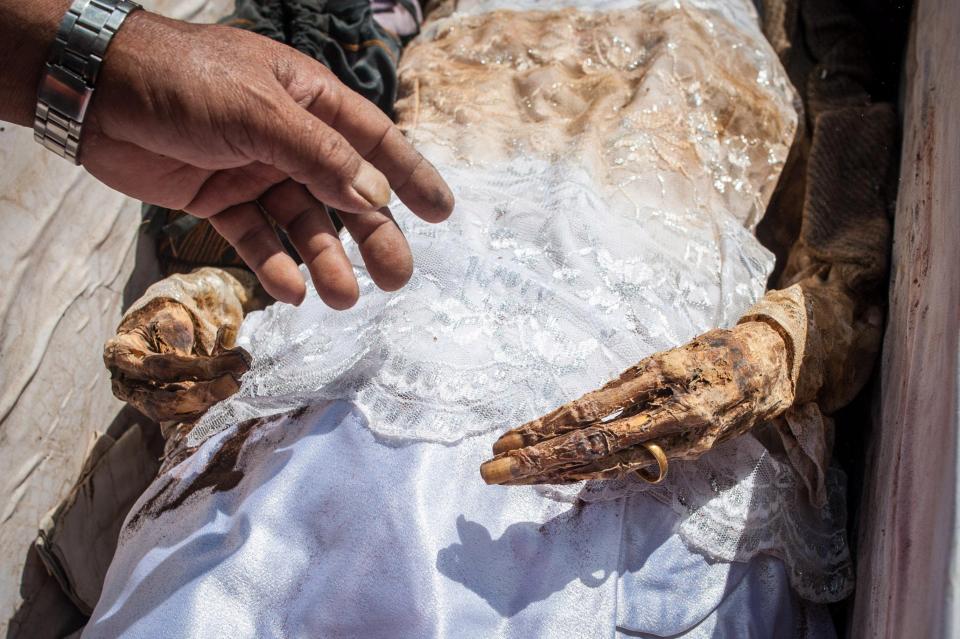 A local cleans his mother's dead body