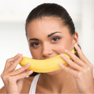 طريقة تبيض الأسنان بقشر الموز طريقة تبيض الأسنان بقشر الموز