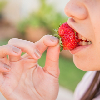 فاكهة أخرى قد تساعدك في تبيض أسنانك فاكهة أخرى قد تساعدك في تبيض أسنانك