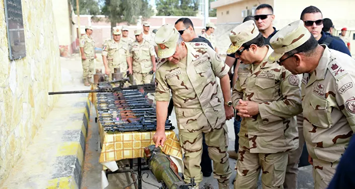 الرئيس المصري يرتدى الزي العسكري لأول مرة منذ انتخابه الرئيس المصري يرتدى الزي العسكري لأول مرة منذ انتخابه