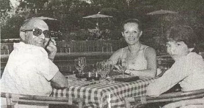 رفعت الجمال مع زوجته الألمانية وابنه الوحيد رفعت الجمال مع زوجته الألمانية وابنه الوحيد