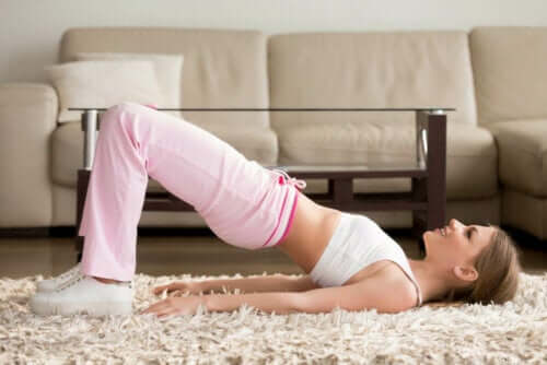 d8b3d98ad8afd8a9-d8aad8a4d8afd98a-d8aad985d8b1d98ad986-d8b1d981d8b9-d8a7d984d8add988d8b6 سيدة تؤدي تمرين رفع الحوض