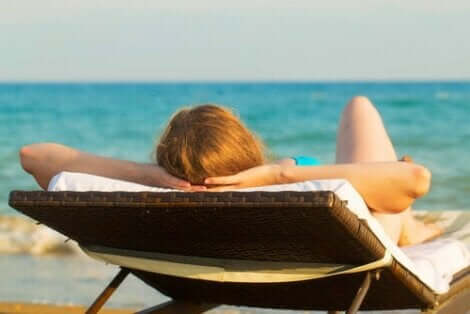 سيدة على الشاطئ