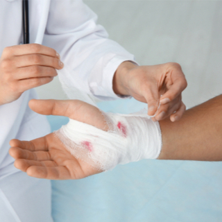 تغطية الجرح ووضع الضماد عليه تغطية الجرح ووضع الضماد عليه