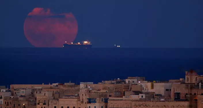 ناقلة نفط على خلفية بدر قبالة سواحل مدينة فاليتا من سان غوان، مالطا، 6 سبتمبر/ أيلول 2017 ناقلة نفط على خلفية بدر قبالة سواحل مدينة فاليتا من سان غوان، مالطا، 6 سبتمبر/ أيلول 2017