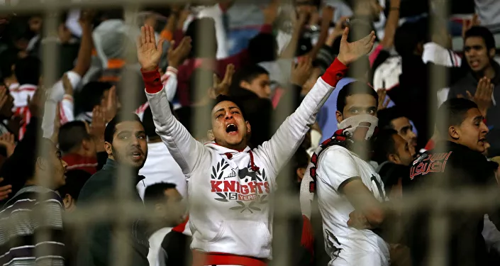 جماهير الزمالك حزينة لخسارة فريقها بعد احدى المبارايات جماهير الزمالك حزينة لخسارة فريقها بعد احدى المبارايات
