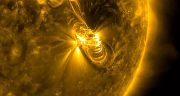 انفجار ضخم على سطح الشمس انفجار ضخم على سطح الشمس