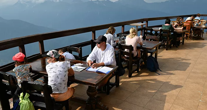 السياحة داخل روسيا صيفا، مصطافون في المنتجع السياحي كراسنايا بوليانا في إقليم كراسنودارسكي كراي، روسيا 7 يوليو 2020 السياحة داخل روسيا صيفا، مصطافون في المنتجع السياحي كراسنايا بوليانا في إقليم كراسنودارسكي كراي، روسيا 7 يوليو 2020