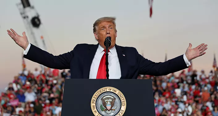 ترامب في تجمع انتخابي له بولاية فلوريدا الأمريكية ووسط حشد من مؤيديه 12 أكتوبر تشرين الأول ترامب في تجمع انتخابي له بولاية فلوريدا الأمريكية ووسط حشد من مؤيديه 12 أكتوبر تشرين الأول