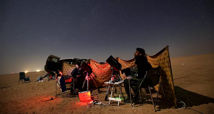 أشخاص يراقبون اقتران كوكبي زحل والمشتري في السالمي، منطقة صحراوية تبعد 120 كلم من مدينة الكويت، الكويت 21 ديسمبر 2020 أشخاص يراقبون اقتران كوكبي زحل والمشتري في السالمي، منطقة صحراوية تبعد 120 كلم من مدينة الكويت، الكويت 21 ديسمبر 2020