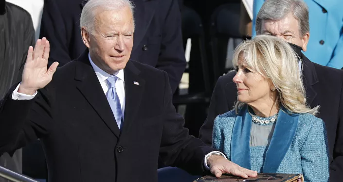 الرئيس المنتخب جو بايدن يؤدي القسم، زوجته السيدة الأولى جيل بايدن، الكابيتول في واشنطن، الولايات المتحدة 20 يناير 2021 الرئيس المنتخب جو بايدن يؤدي القسم، زوجته السيدة الأولى جيل بايدن، الكابيتول في واشنطن، الولايات المتحدة 20 يناير 2021