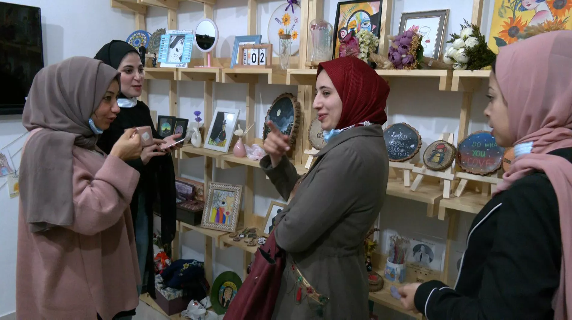 المهندستان المعماريتان أريج السقا وهيا أبو دقة من مدينة خان يونس تؤسسان مشروعهن الريادي الخاص لتجاوز البطالة في قطاع غزة، فلسطين، 25 فبراير 2021 المهندستان المعماريتان أريج السقا وهيا أبو دقة من مدينة خان يونس تؤسسان مشروعهن الريادي الخاص لتجاوز البطالة في قطاع غزة، فلسطين، 25 فبراير 2021