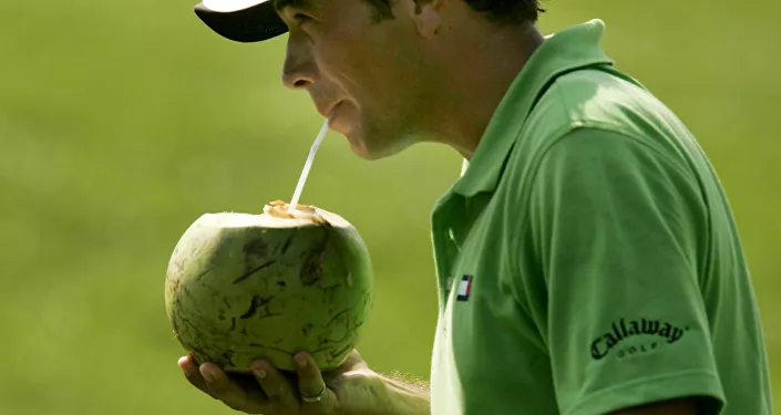 نيك دوجيرتي يشرب عصير جوز الهند نيك دوجيرتي يشرب عصير جوز الهند