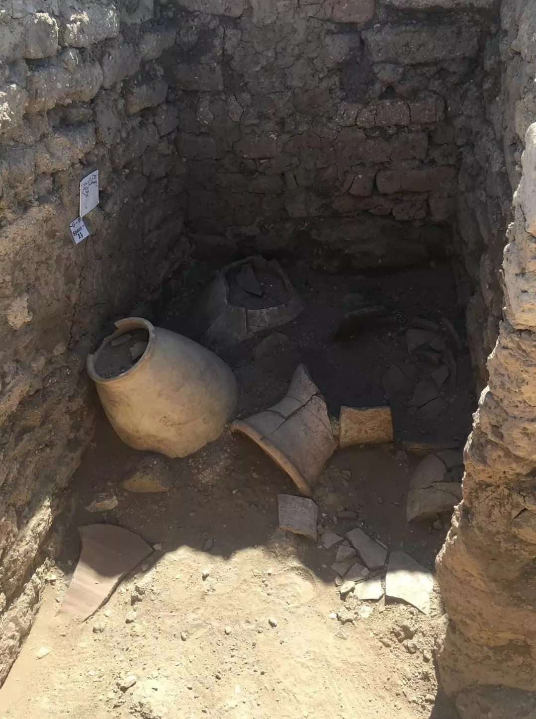 بعض الآثار الموجودة في المدينة الأثرية المكتشفة حديثا في الأقصر، مصر بعض الآثار الموجودة في المدينة الأثرية المكتشفة حديثا في الأقصر، مصر