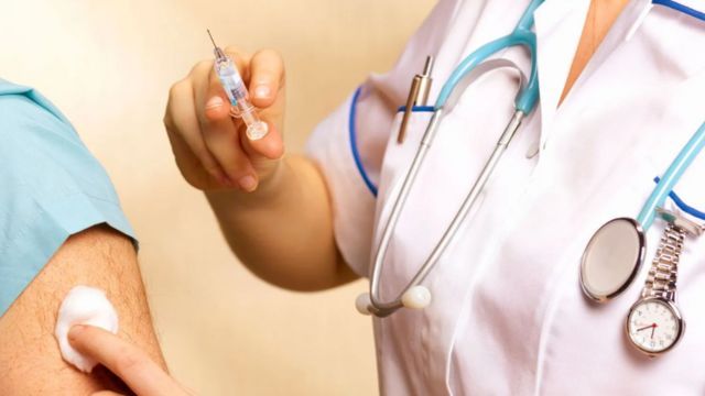 115180217_vert2 مريض يتناول دواء