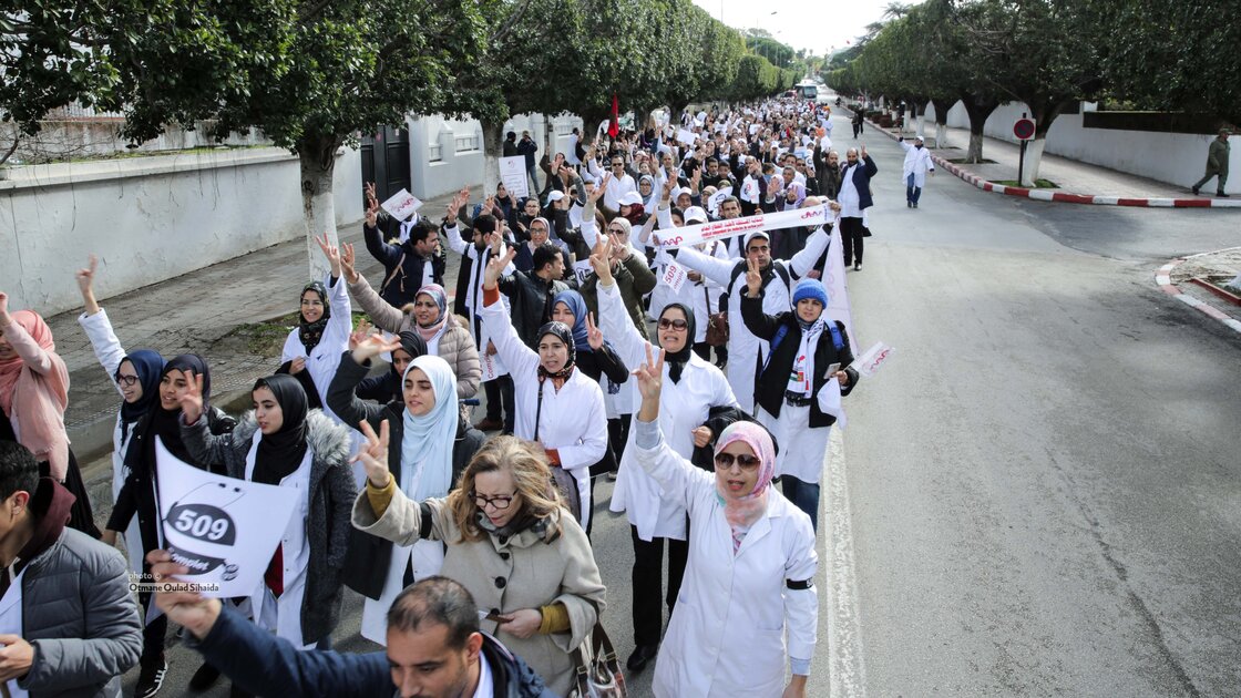 بالصور.. أطباء القطاع العام بالمغرب ينظمون مسيرة وطنية بالرباط رافعين لافتات الرقم الاستدلالي 509