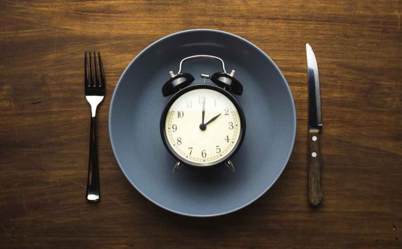 clock-on-a-plate-1-825x510-2 هل الصيام يقي من الامراض
