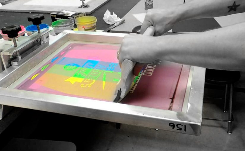 تعود اصول الطباعه بالشاشه الحريريه الى