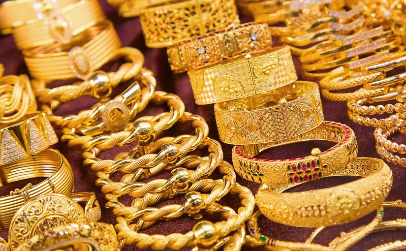 d8aad981d8b3d98ad8b1-d984d8a8d8b3-d8a7d984d8b0d987d8a8-d981d98a-d8a7d984d985d986d8a7d9851-825x510-2 تفسير لبس الذهب في المنام