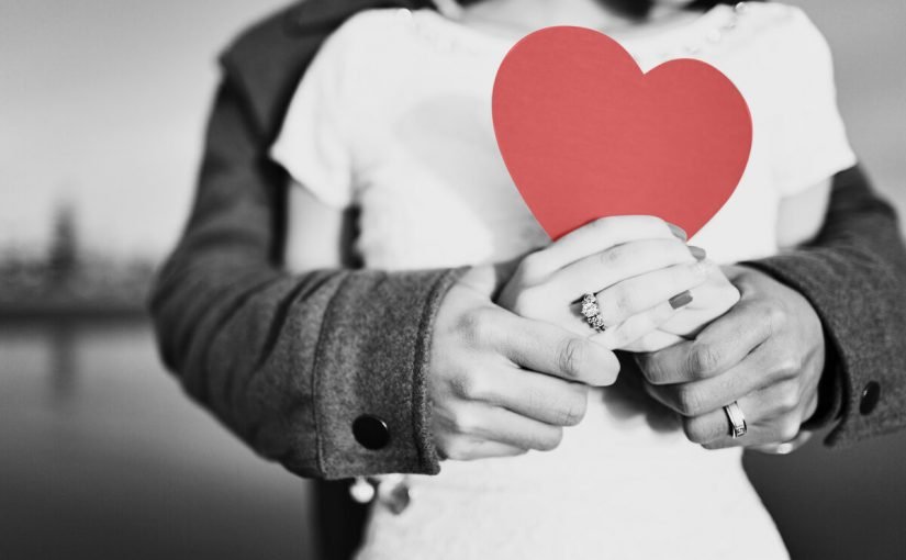 علامات حب الرجل للمرأة بجنون